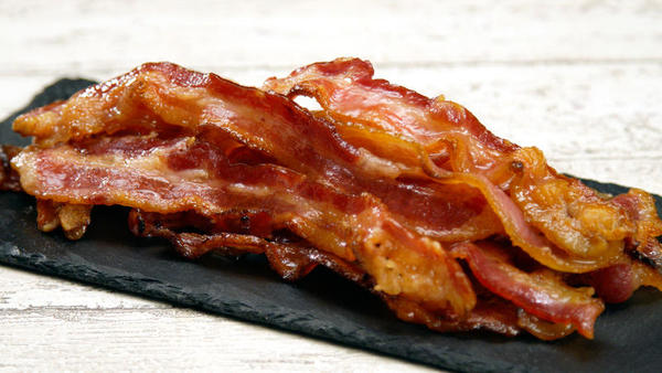 Asocian el consumo de bacon y perritos calientes con el riesgo de sufrir episodios maníacos